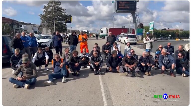 Agricoltori e autotrasportatori presidiano il casello autostradale per Napoli e Pescara a Candela