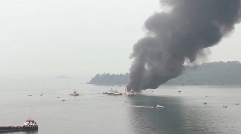 indonesia. traghetto avvolto dalle fiamme