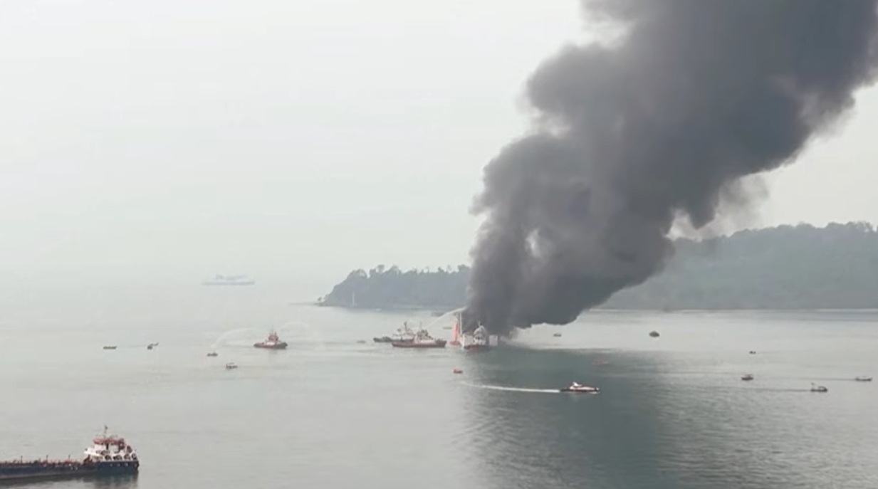 indonesia. traghetto avvolto dalle fiamme